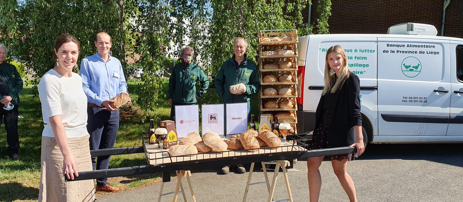 Schenking Leffe Brood aan Voedselbanken