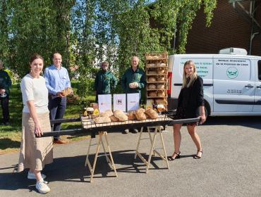 Schenking Leffe Brood aan Voedselbanken